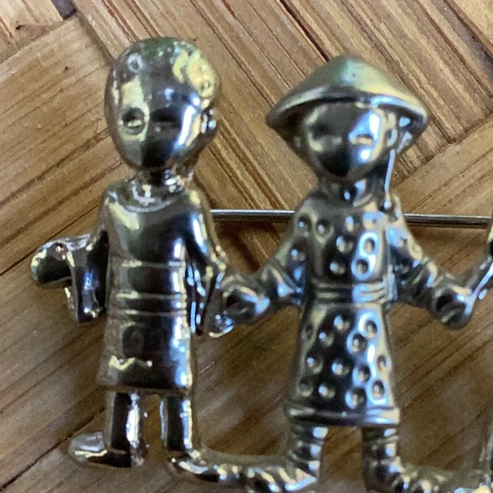 Vintage‎ Premier Silver Children Of The World Holding Hands Peace Love Unity Pin
